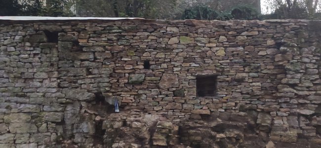 la nuit arrivait fallait bien finir le chantier avec la bouteille dans le mur